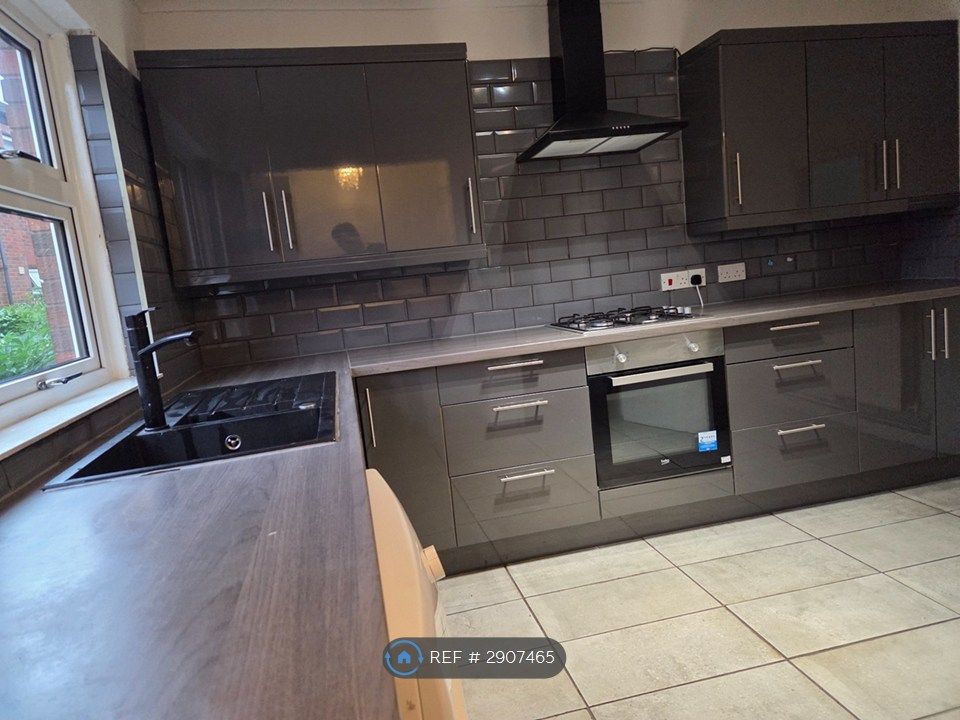 Property photo 3 of 14 Kitchen