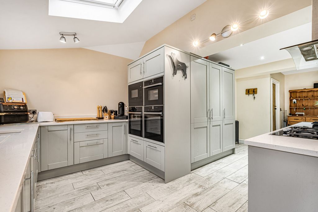 Property photo 3 of 33