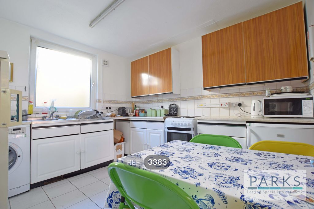 Property photo 3 of 8 Kitchen