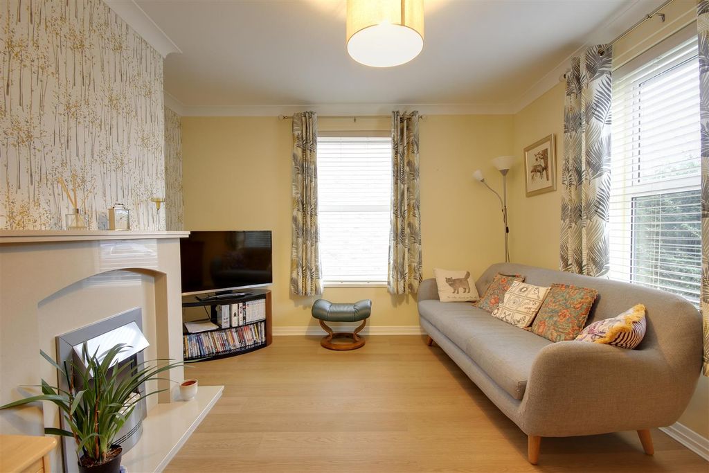 Property photo 3 of 11 Lounge