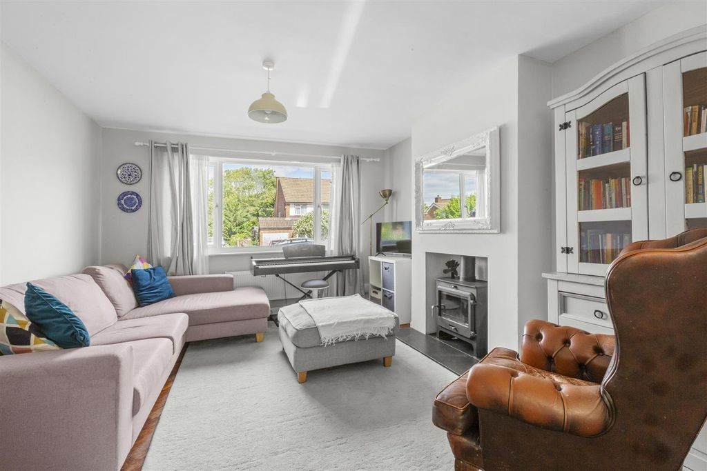 Property photo 2 of 13 Hithercroft Road-12.Jpg