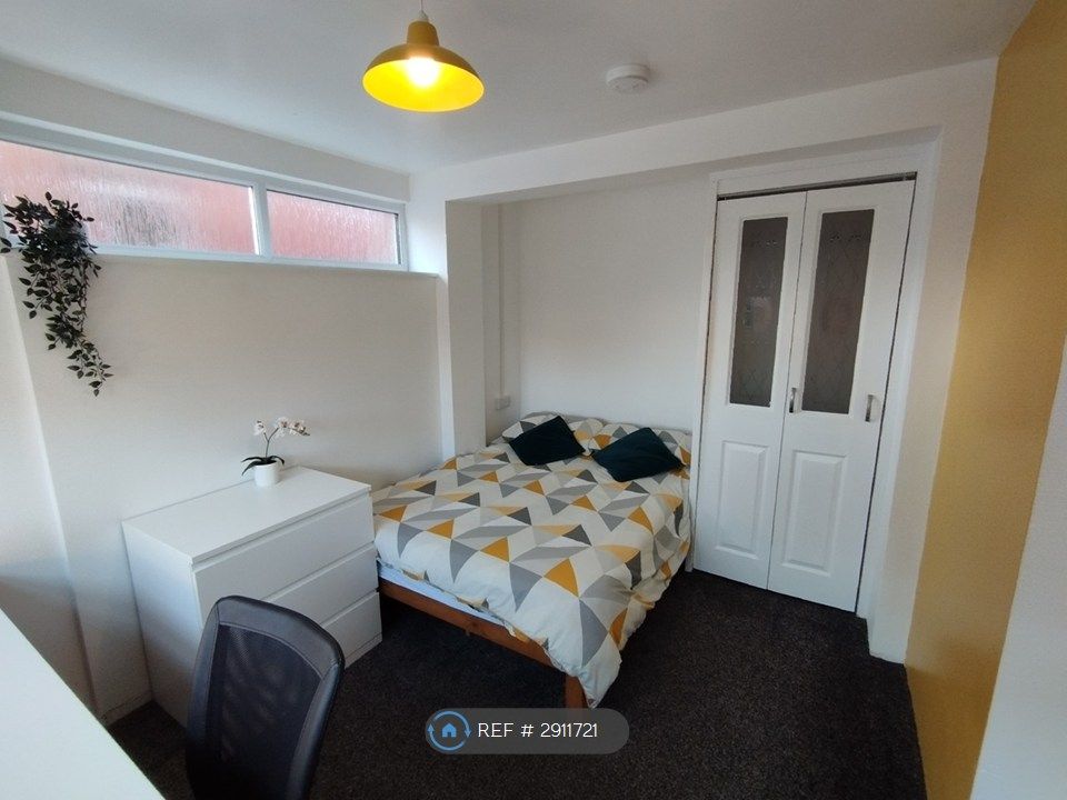 Property photo 2 of 7 Room 1 - Comes With Private Shower Room