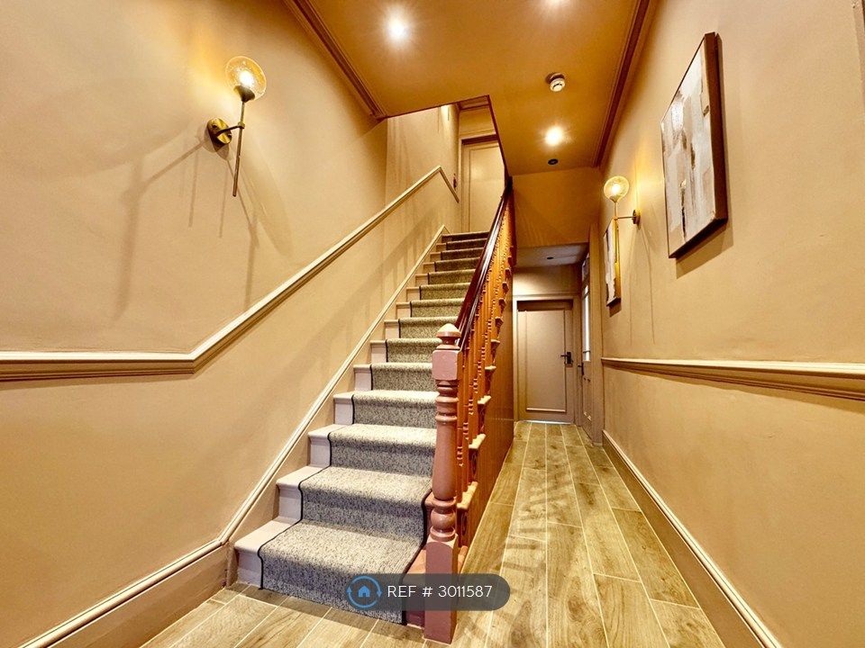 Property photo 3 of 12 Communal Hallway