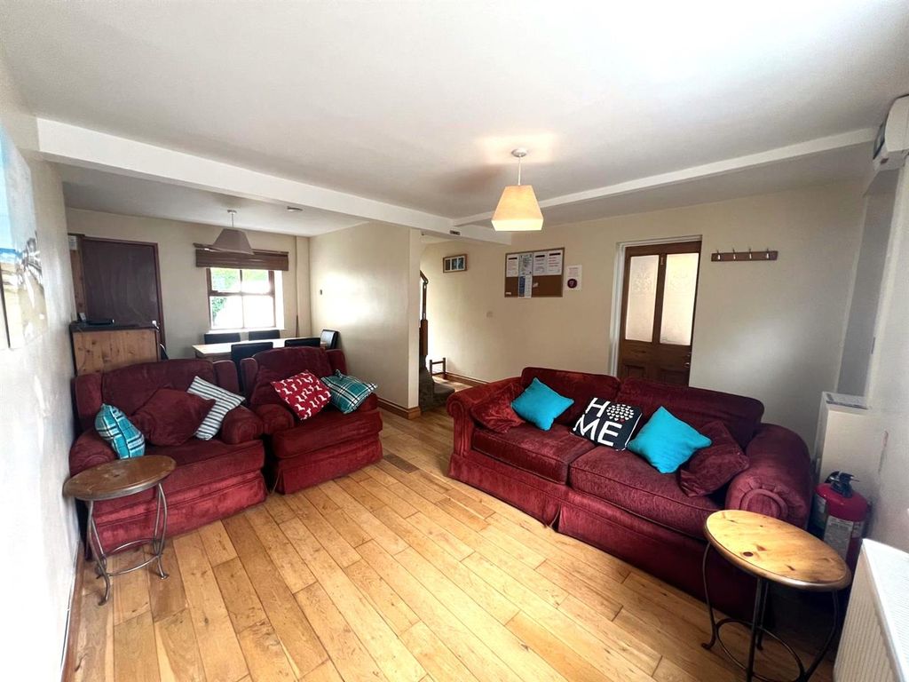 Property photo 2 of 13 Lounge / Diner
