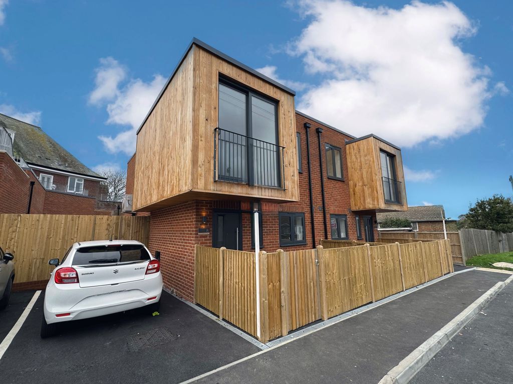 Property photo 1 of 10 Front