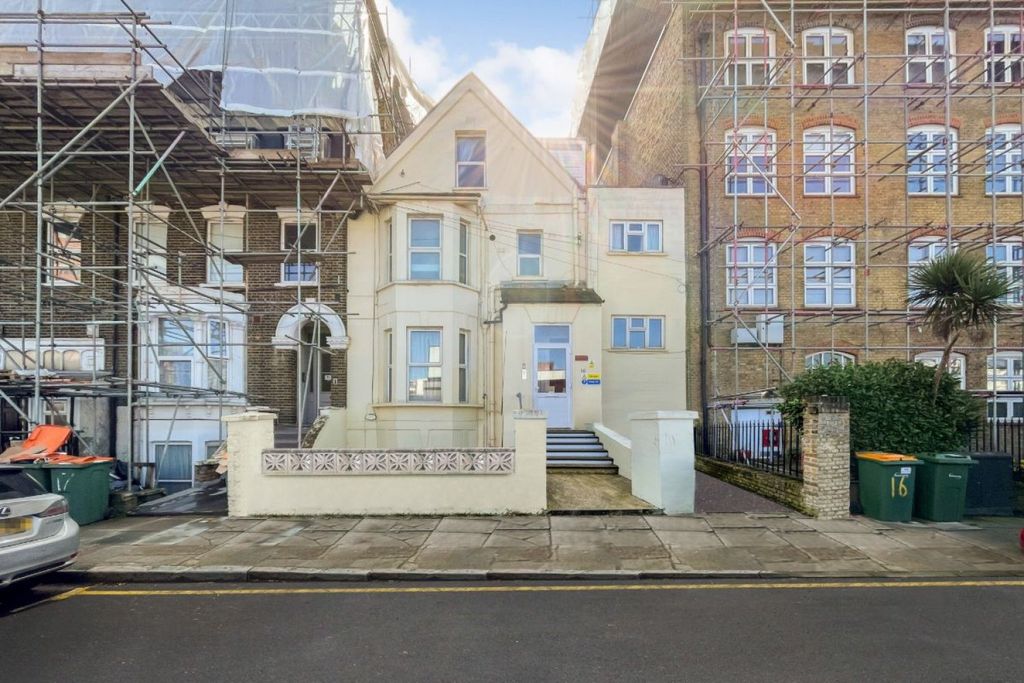 Property photo 1 of 31 16 Manbey Park Road, Stratford, London E15 1Ey