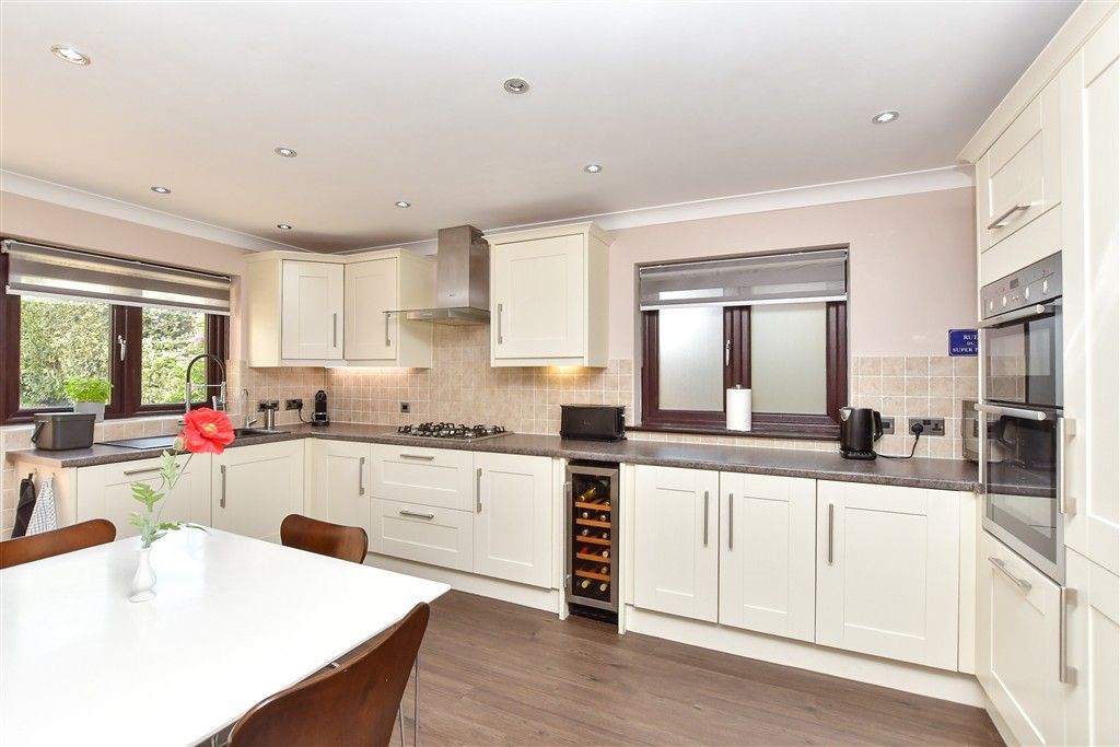 Property photo 3 of 20 Kitchen/Breakfast Room