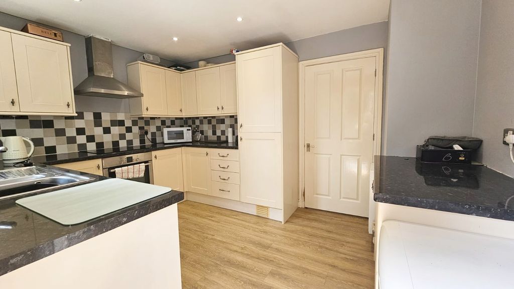 Property photo 3 of 17 Kitchen