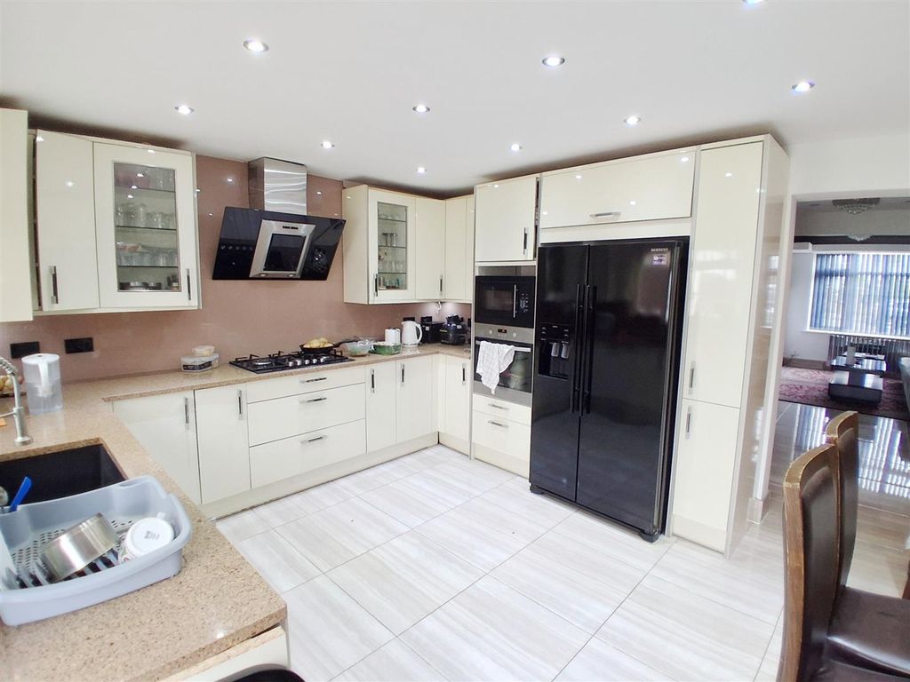 Property photo 3 of 19 9