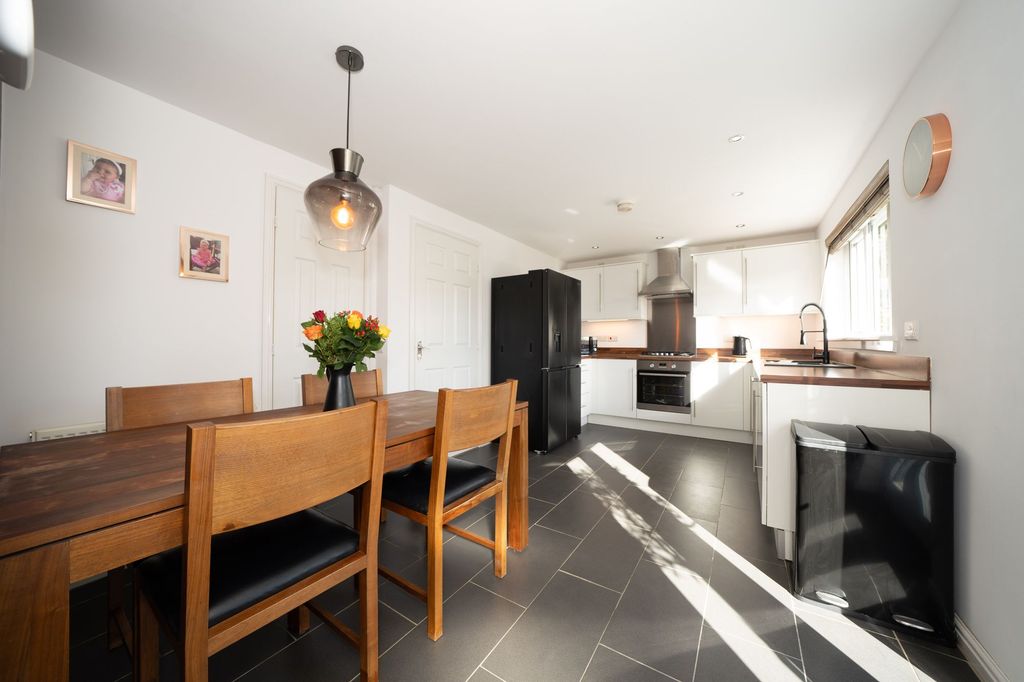 Property photo 3 of 31 Dining Kitchen