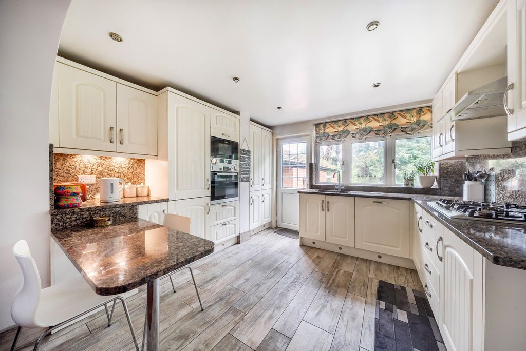 Property photo 2 of 17 15-1304513-15-684...