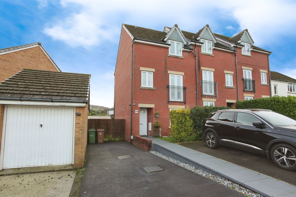 Property photo 1 of 33