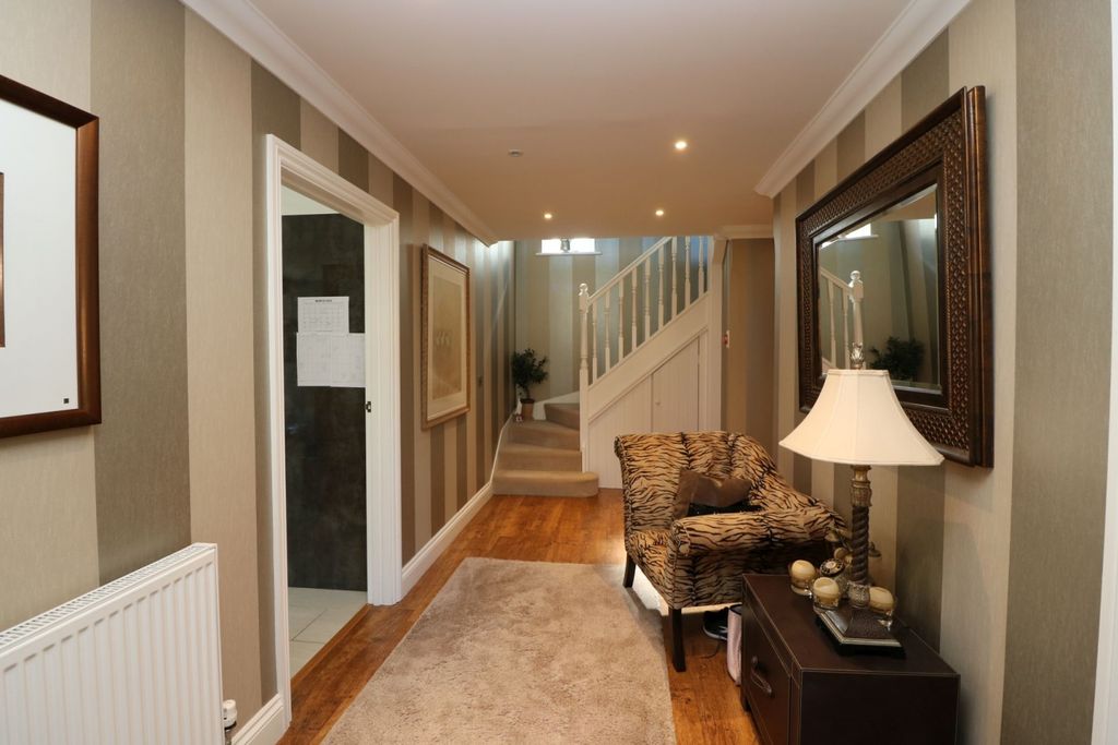 Property photo 3 of 17 Entrance Hallway