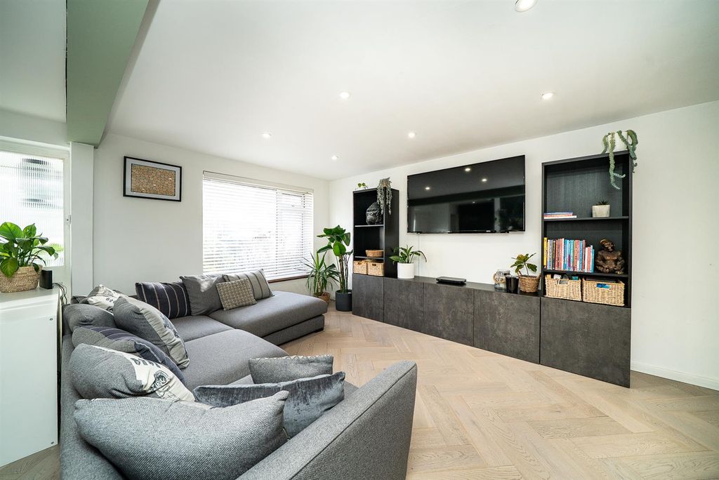 Property photo 2 of 20 Lounge