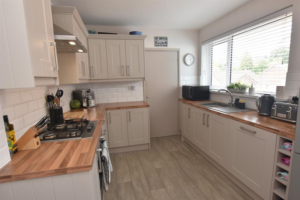 Property photo 3 of 17 Kitchen