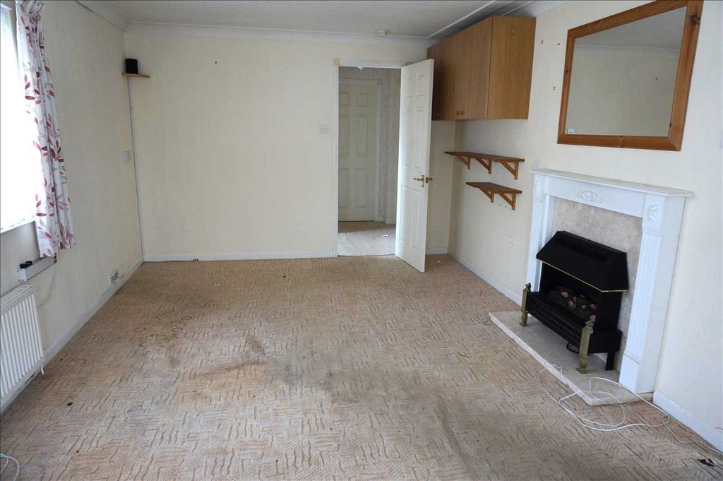 Property photo 3 of 8 Lounge