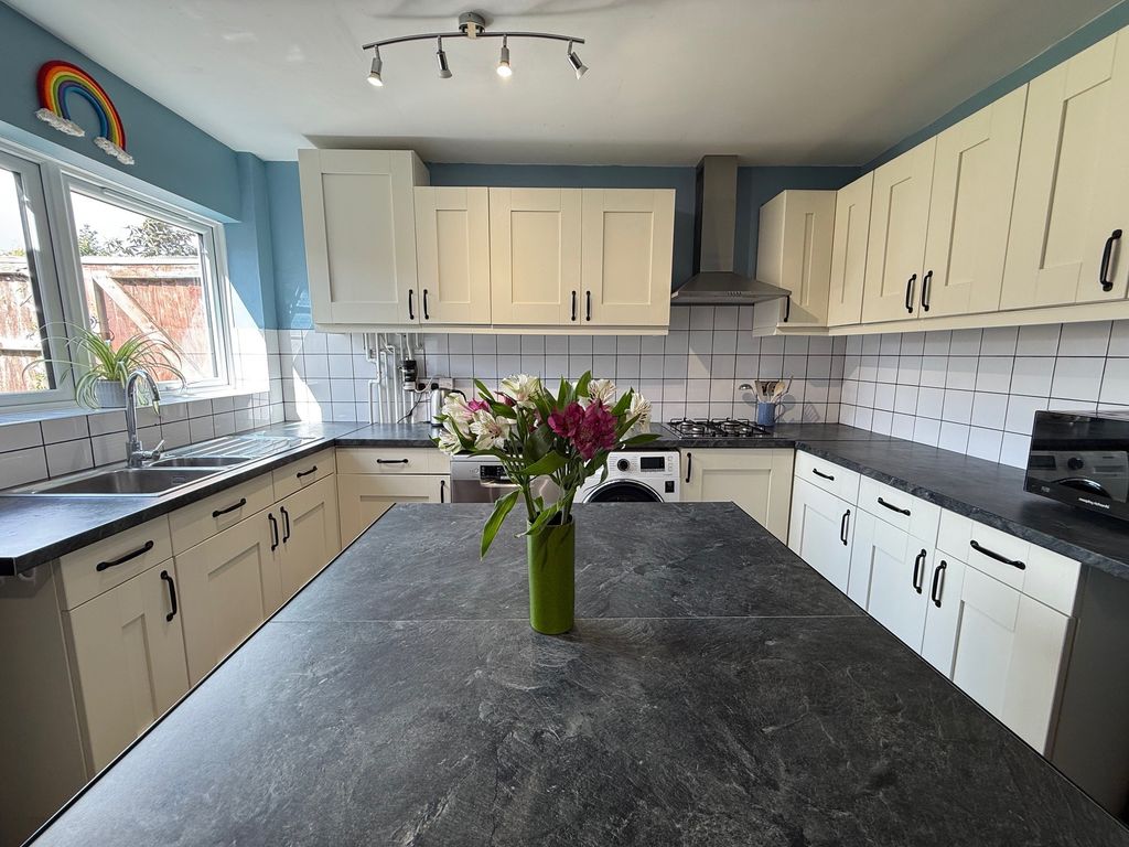 Property photo 3 of 17 Kitchen