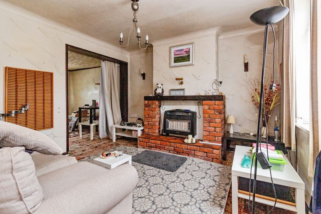 Property photo 2 of 19 120 High Street, Stoke-On-Trent St7 8Bq