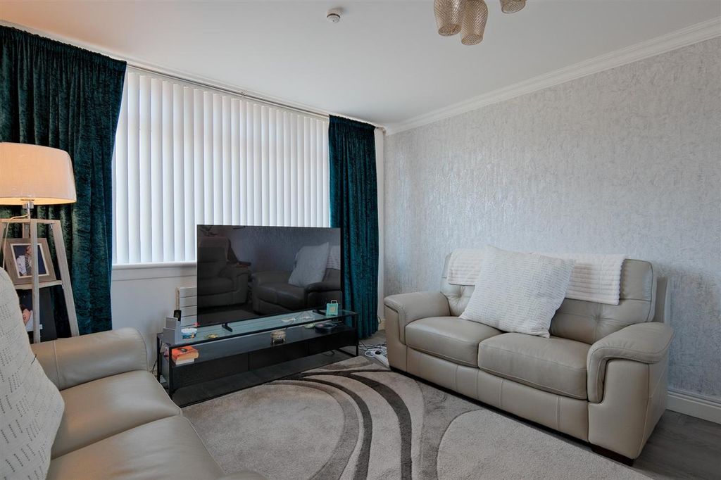 Property photo 2 of 15 Lounge