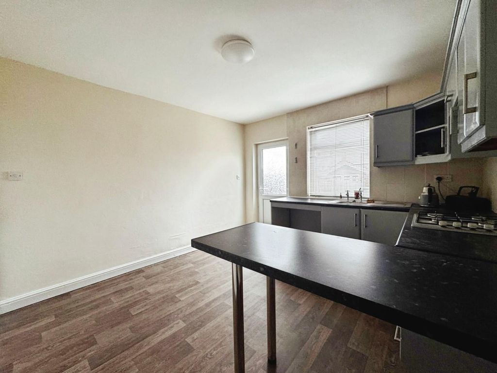 Property photo 3 of 11 Kitchen 03.Jpg