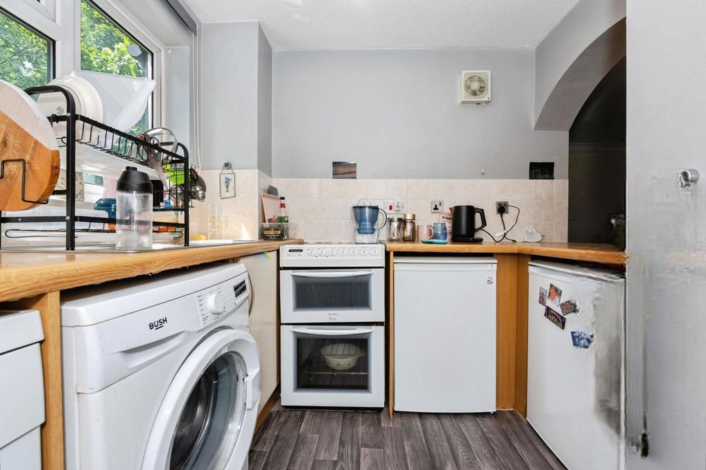 Property photo 2 of 9 Kitchen