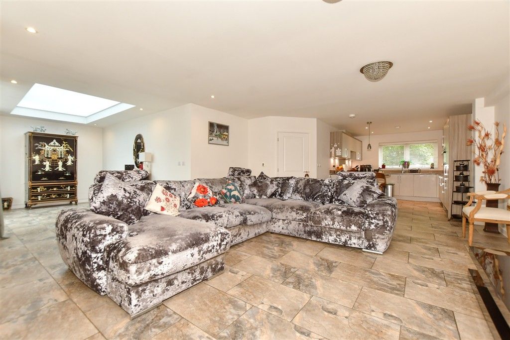 Property photo 3 of 19 Lounge
