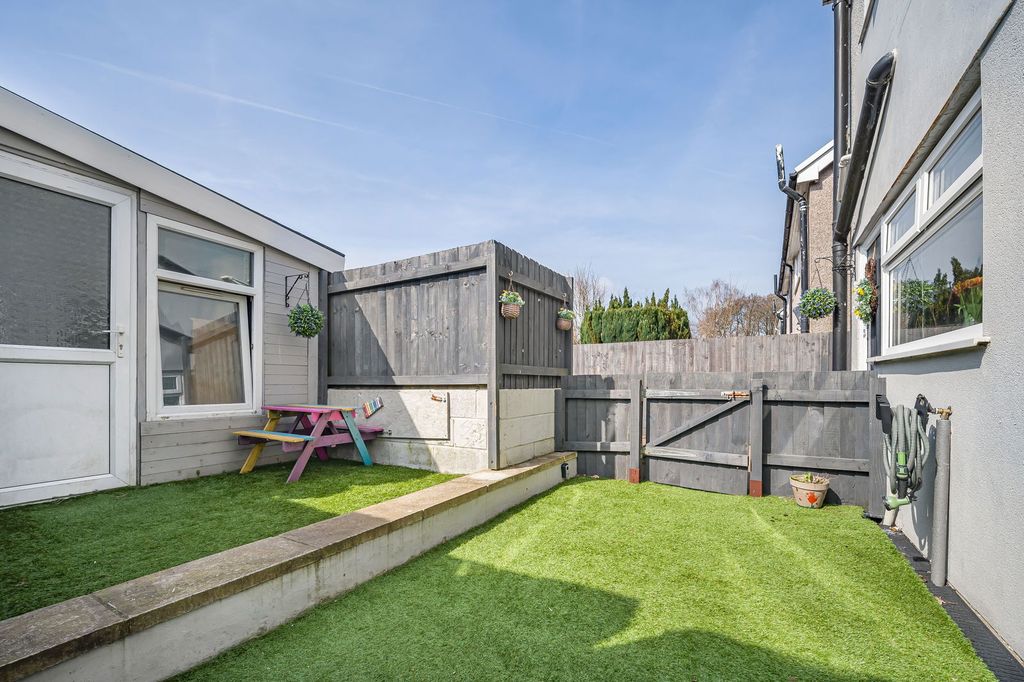 Property photo 3 of 27