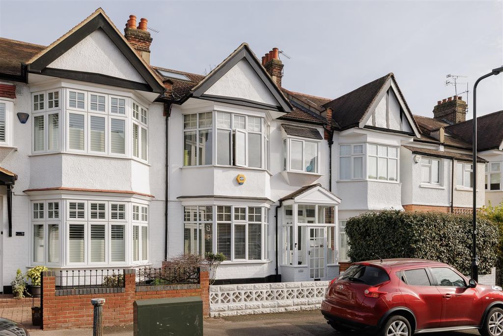 Property photo 1 of 28 Oak Hill Gardens, Ig8