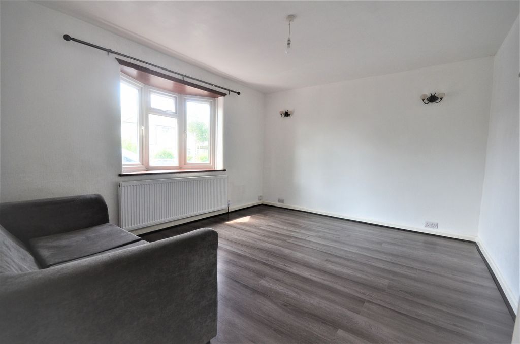 Property photo 1 of 11 Three Bedroom Semi-Detached House