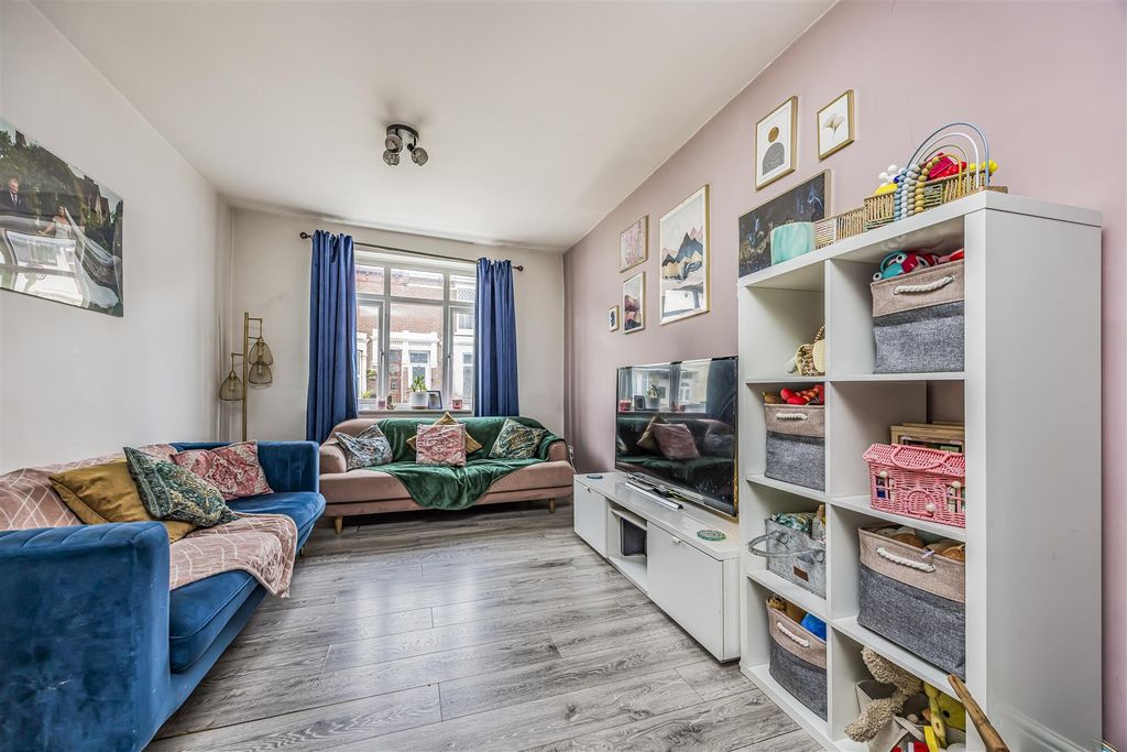 Property photo 3 of 16 54 Seagrove Road, Portsmouth-Porticomarketing-Sold