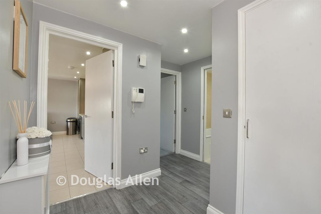 Property photo 3 of 7 Hallway