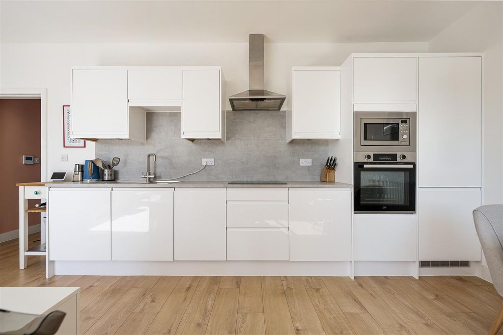 Property photo 3 of 24 Altherton Mews, E7