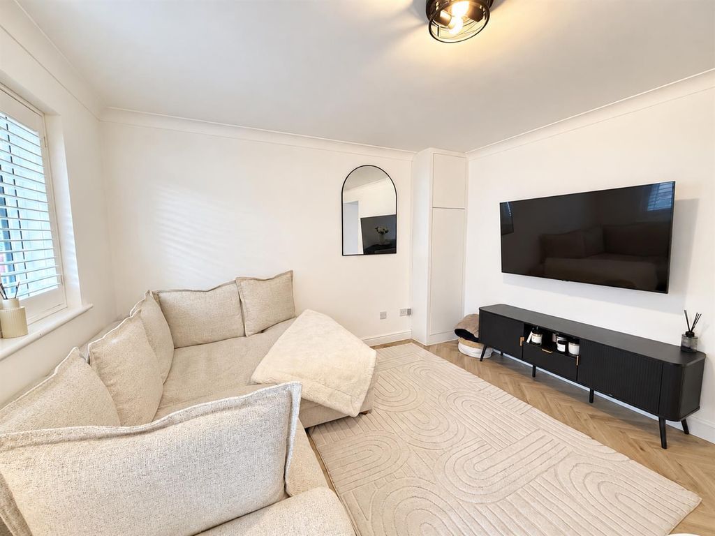 Property photo 2 of 11 Lounge.Jpg