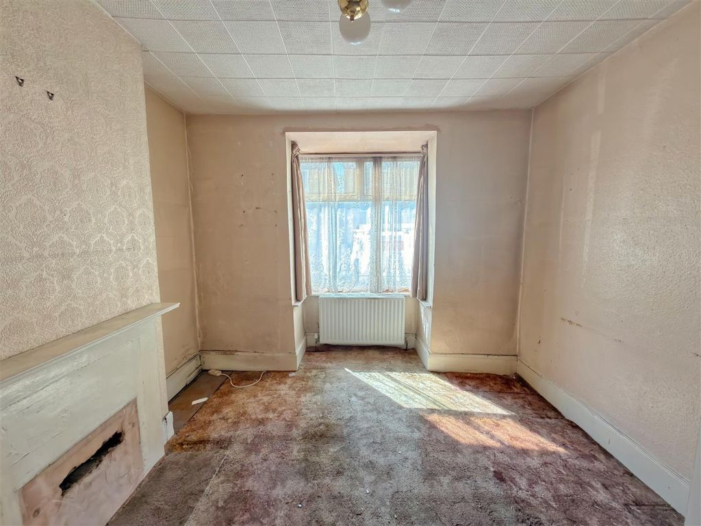 Property photo 3 of 11 Living Room
