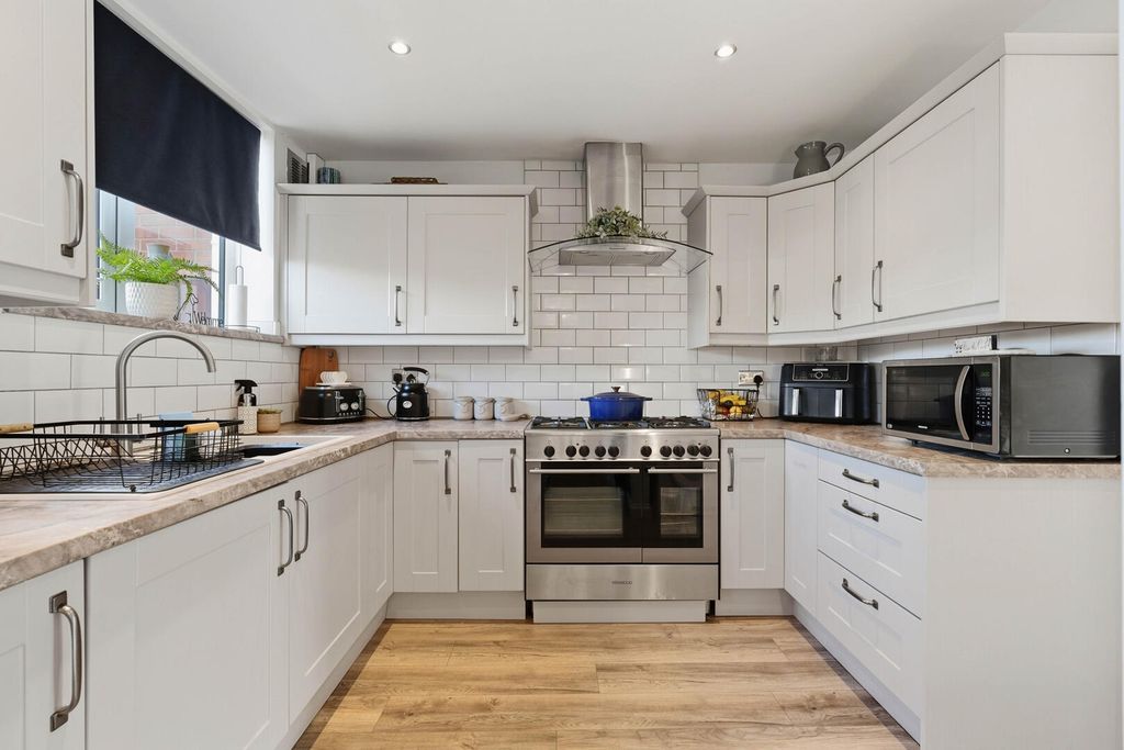 Property photo 3 of 35 Kitchen