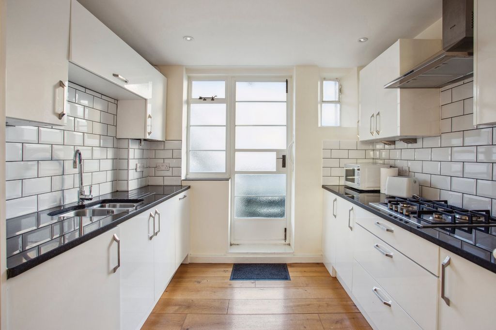 Property photo 3 of 12 Kitchen