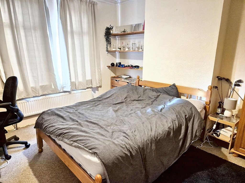 Property photo 3 of 12 Bright, Well-Presented Double Bedroom With A Large...