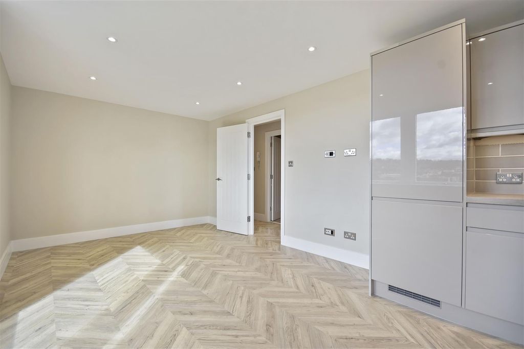 Property photo 2 of 8 Ar - Flat 5, Buckingham Place - Reception Angled3