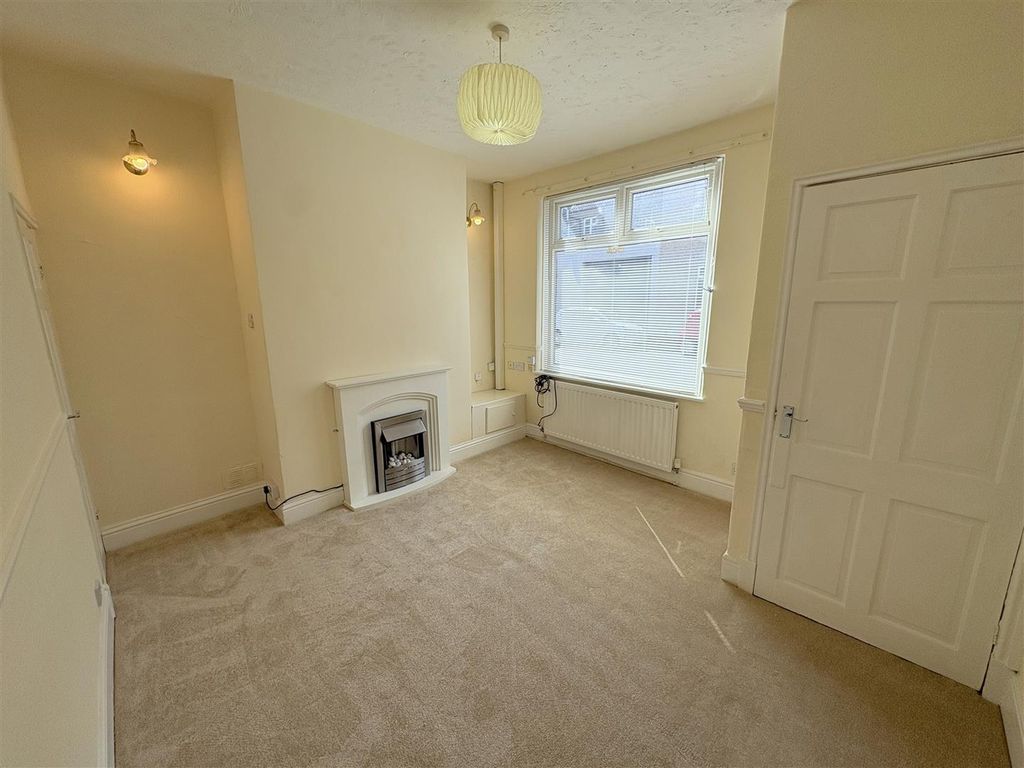 Property photo 2 of 8 Lounge