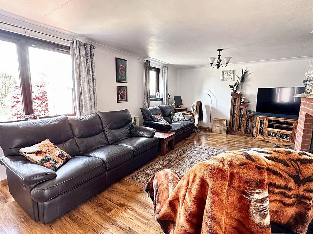 Property photo 3 of 33