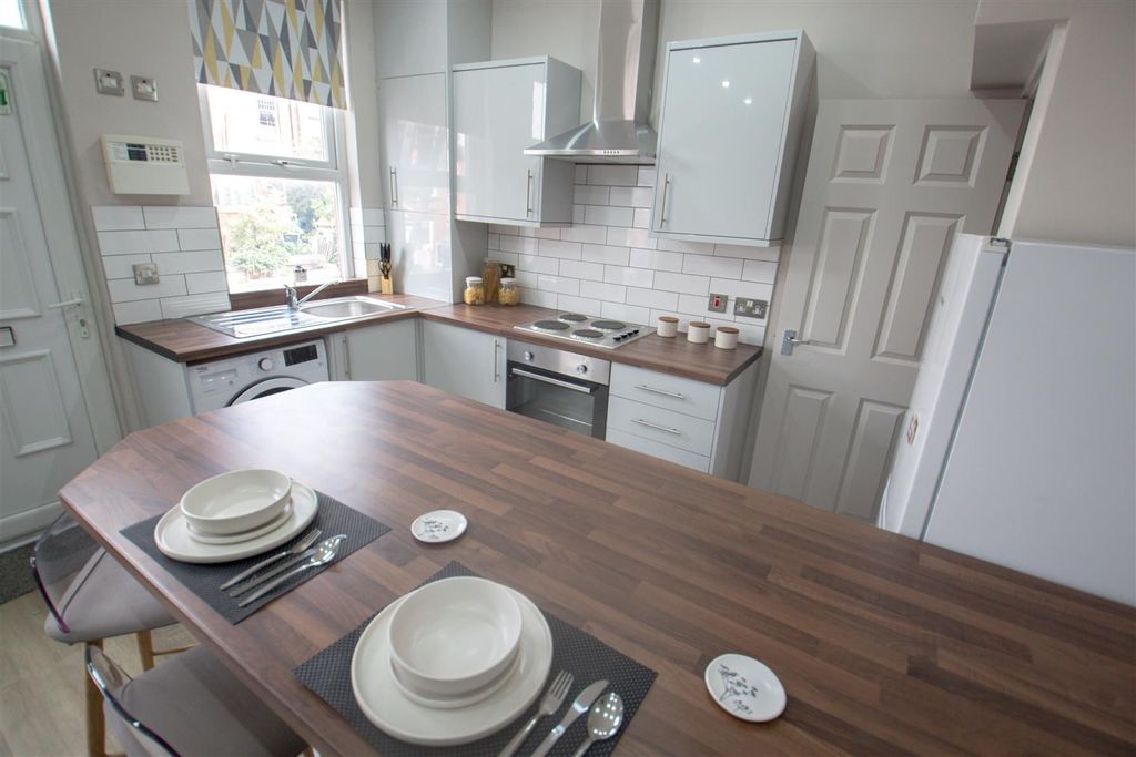 Property photo 1 of 12 Kitchen 2.Jpg