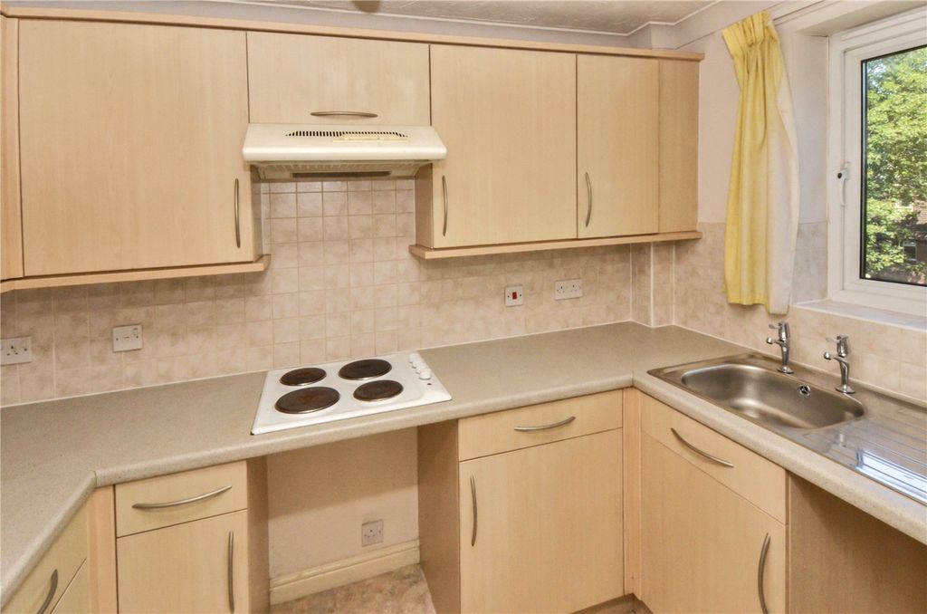 Property photo 3 of 10 Kitchen