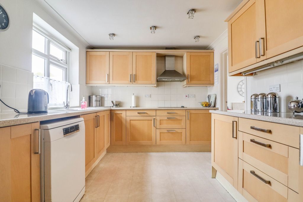 Property photo 2 of 16 Picture No. 21