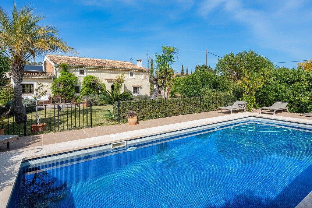 Property photo 1 of 20 Pool And Exterior (2)