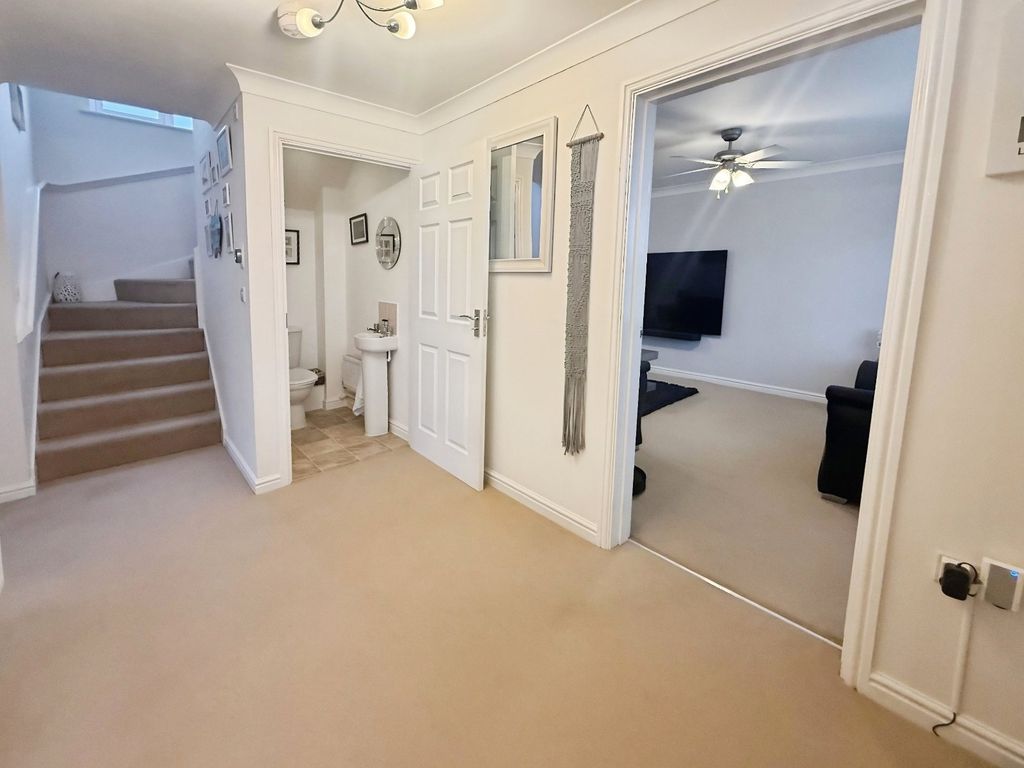 Property photo 2 of 22 Entrance Hall