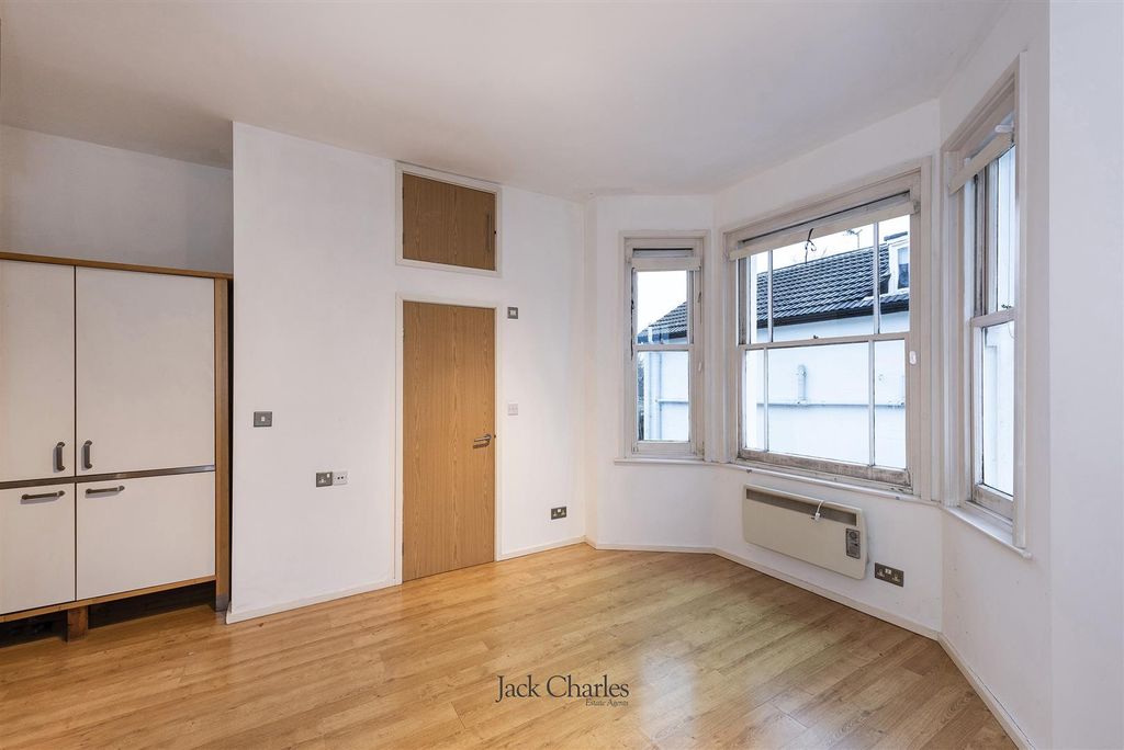 Property photo 3 of 4 Flat 10, 58 Upper Grosvenor Rd, Tn1 2Bh 003.Jpg