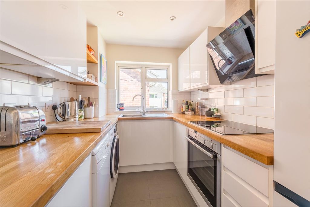 Property photo 3 of 13 95 Cliveden Close-2.Jpg