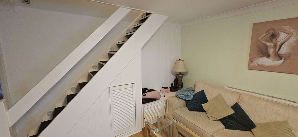 Property photo 3 of 17 Lounge 2