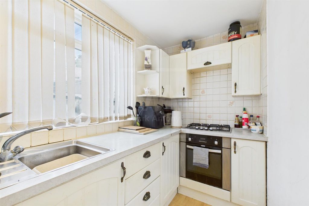 Property photo 3 of 12 Kitchenk=
