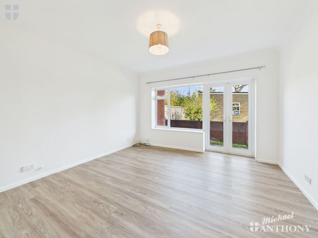 Property photo 3 of 11 Cam03852G0-Pr0597-Still005